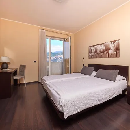 فندق Smeralda 3*